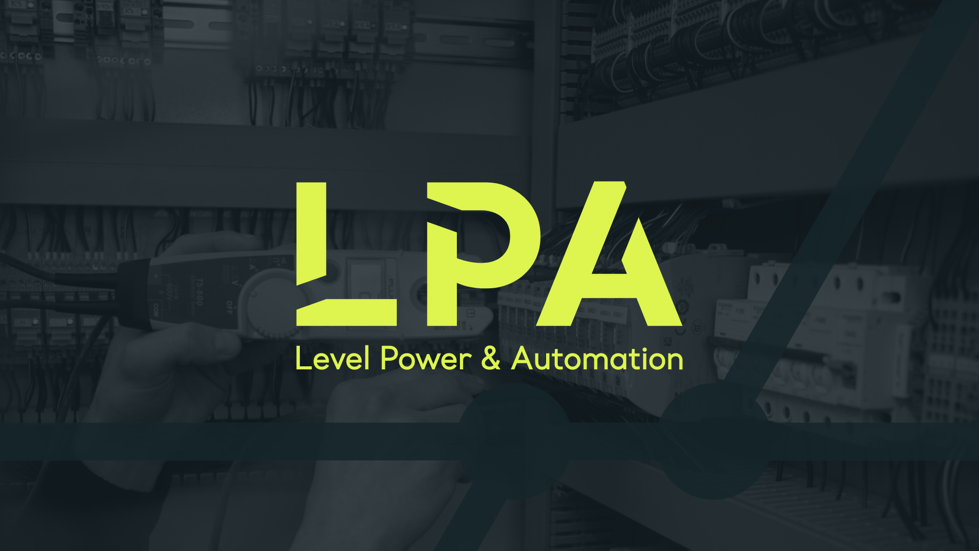 Level Power and Automation logo lagt over et bilde.